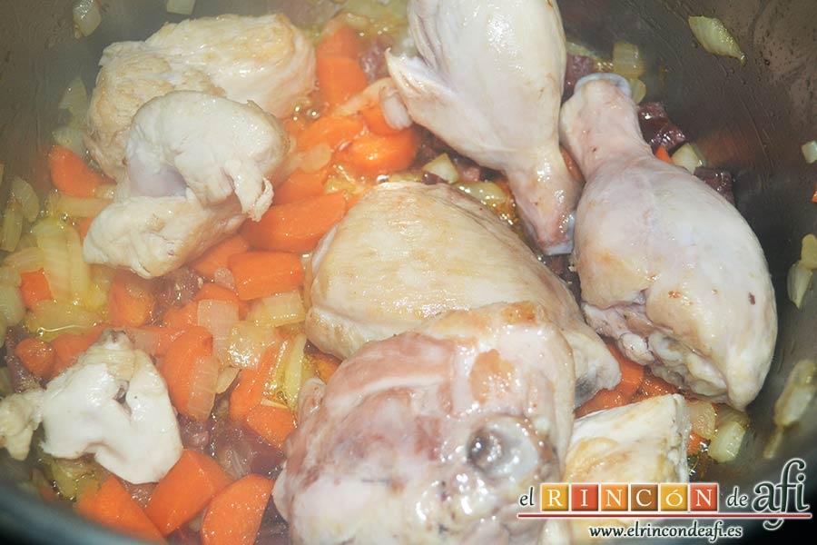 Pollo con salsa de almendras, añadir de nuevo el pollo y el brandy