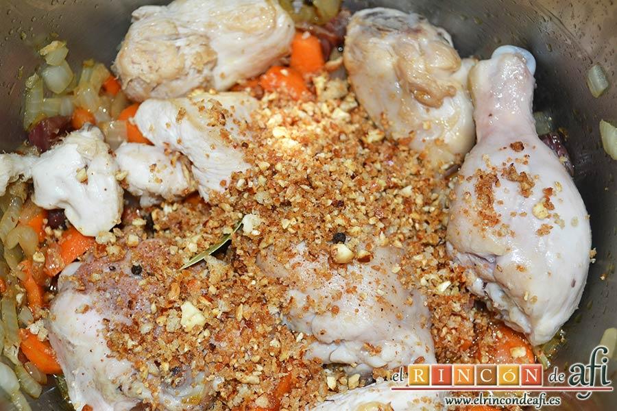 Pollo con salsa de almendras, picar el ajo, el pan y las almendras y añadir junto con una hoja de laurel, granos de pimienta negra y nuez moscada