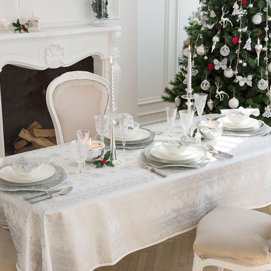 mesas decoradas para Navidad plata y cristal
