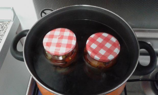 Ponemos los frascos de escalivada al baño María