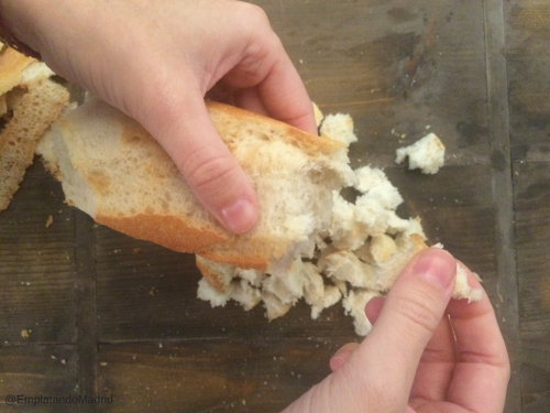 Cortando el pan con la mano