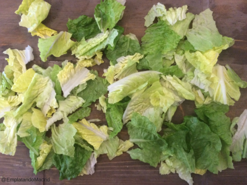 Corta la lechuga romana con la mano.