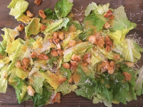 Pon los crutones, queso parmesano y la salsa César