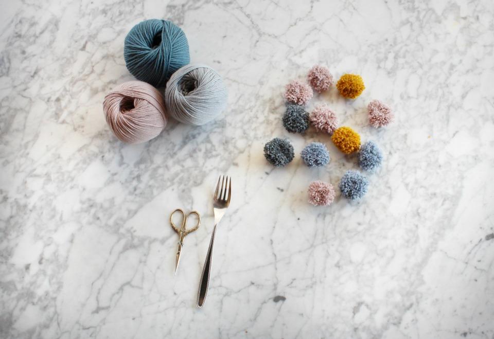 Cómo hacer pompones de lana en All Lovely Party