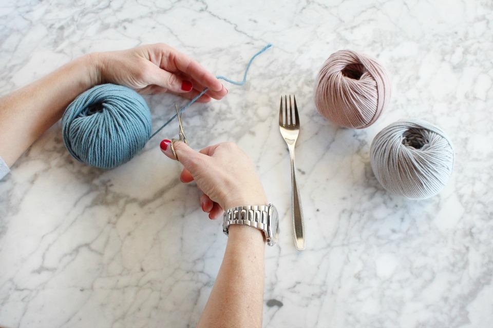 Cómo hacer pompones de lana en All Lovely Party