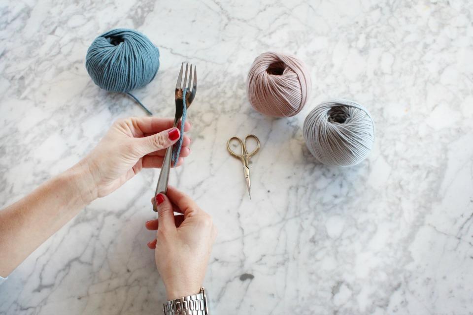 Cómo hacer pompones de lana en All Lovely Party