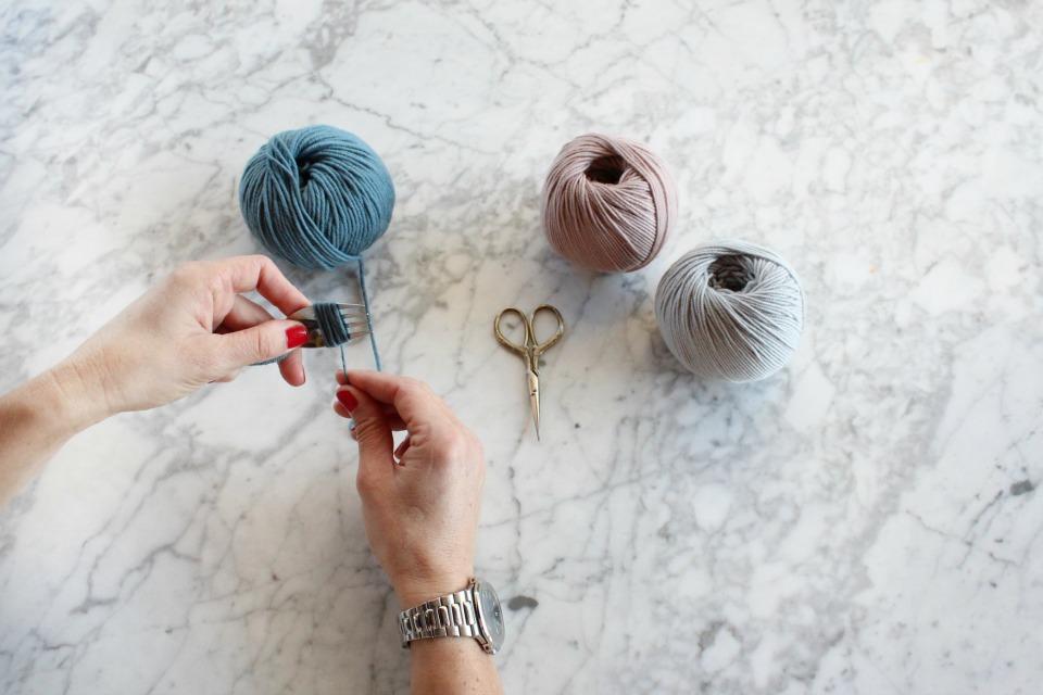 Cómo hacer pompones de lana en All Lovely Party