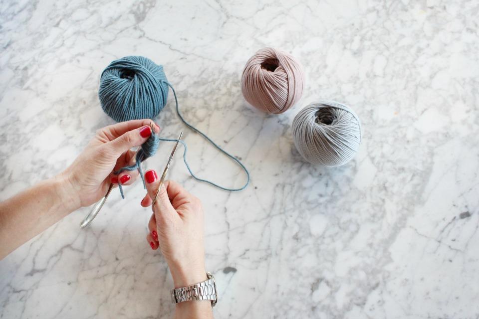 Cómo hacer pompones de lana en All Lovely Party