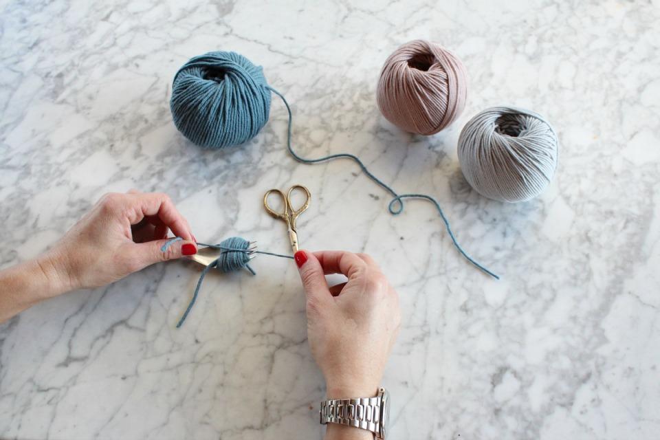 Cómo hacer pompones de lana en All Lovely Party