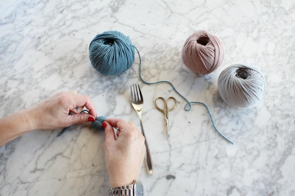 Cómo hacer pompones de lana en All Lovely Party