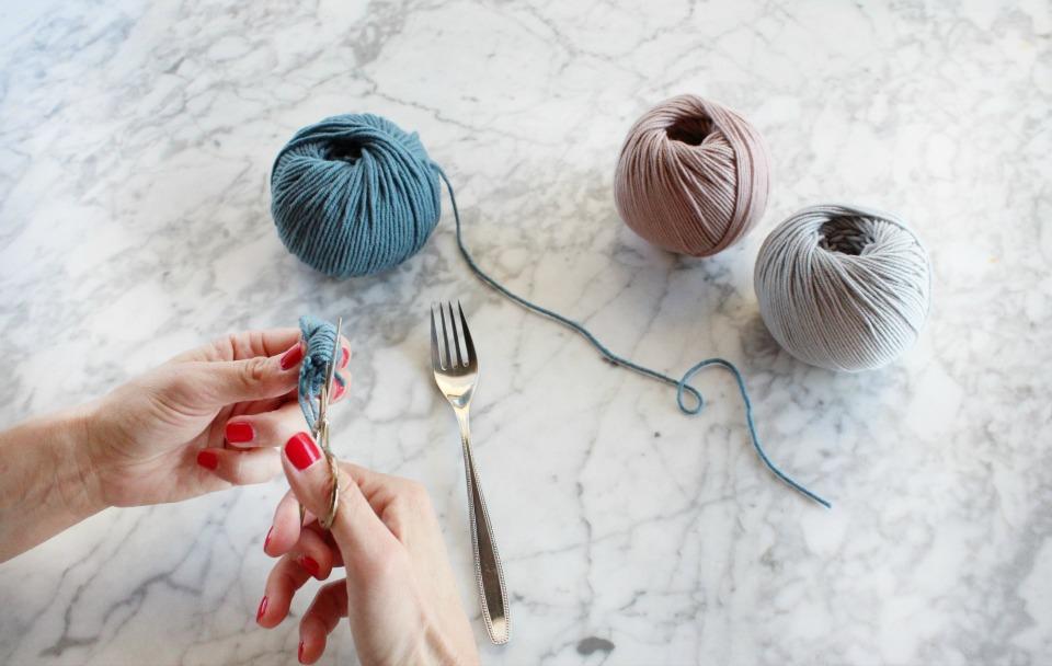 Cómo hacer pompones de lana en All Lovely Party