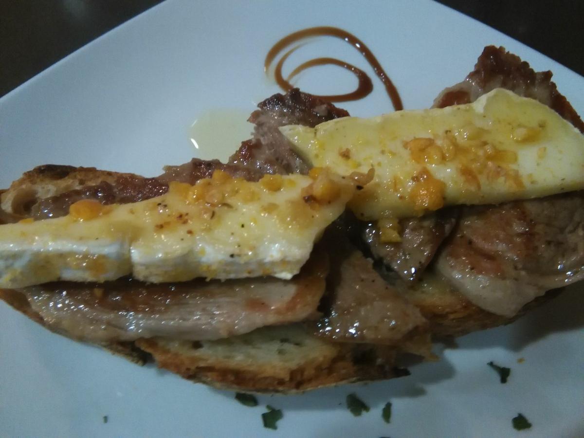 "Tosta de solomillo ibérico con queso brie y compota de manzana" - Las Bellotas