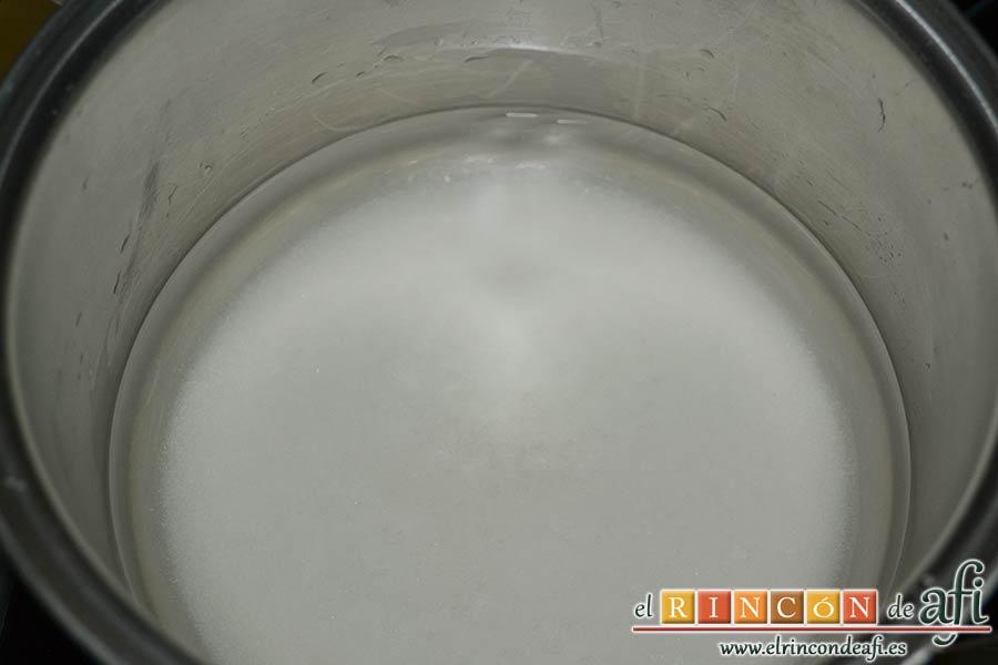 Tarta de manzana especial, calentar el agua con el azúcar