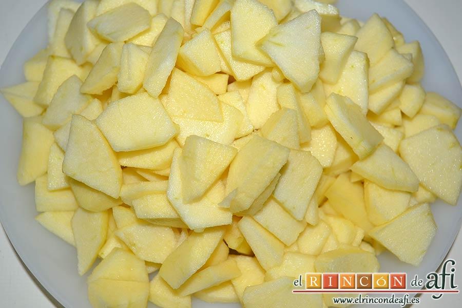 Tarta de manzana especial, pelar, descorazonar y trocear las cuatro manzanas