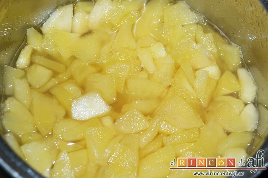 Tarta de manzana especial, añadir el azúcar avainillado y cuando estén tiernas retirar del fuego