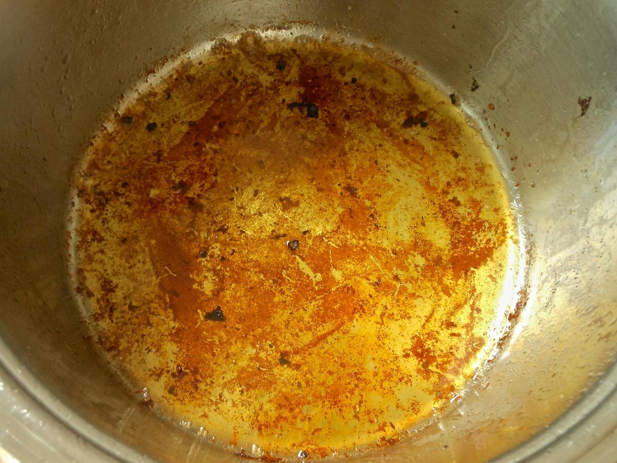 Fondo de mi cazuela tras haber dorado las costillas y los dientes de ajo.