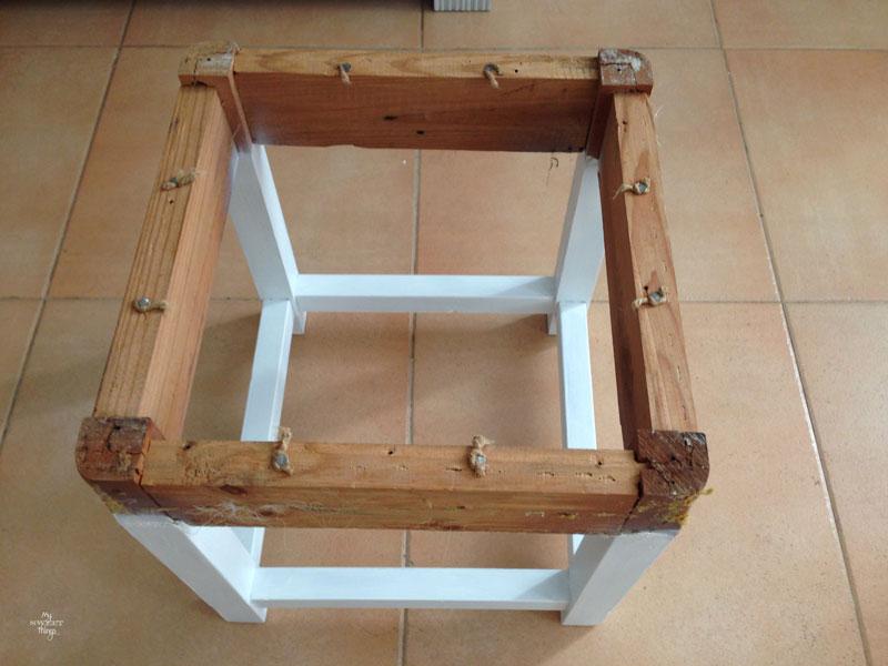 How to redo an old fashioned stool with some fake grain sack fabric | Upholster | Via www.sweethings.net 