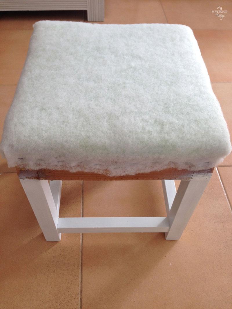 How to redo an old fashioned stool with some fake grain sack fabric | Upholster | Via www.sweethings.net 
