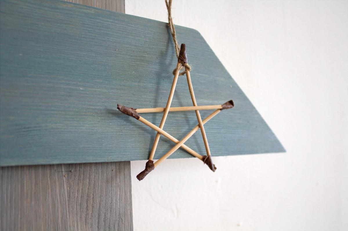 árbol de navidad de palets - detalle adorno DIY