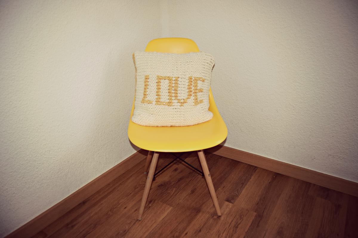 bordar a punto de cruz - silla EAMES con cojin de lana bordado en punto de cruz 2