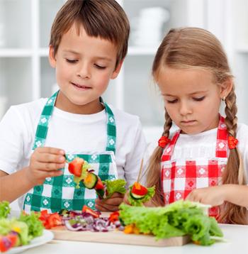 Peques ayudando a preparar su merienda