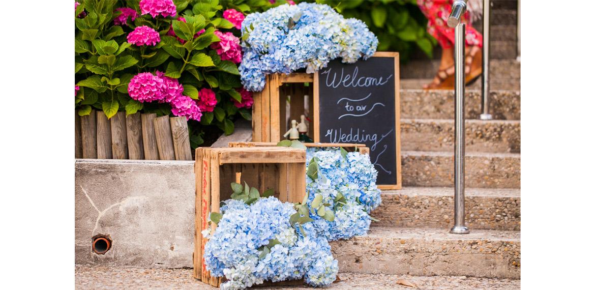 cajas-madera-hortensias-azules-decoracion-bodas-tarros-cristal-bodas-20eventos-wedding-planners-san-sebastian.jpg