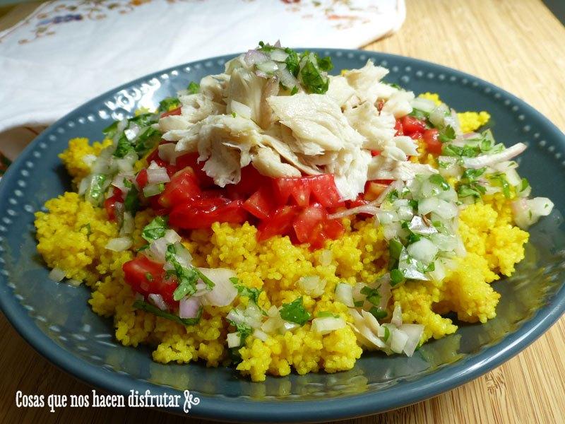 Ensalada de sémola amarilla y pescado