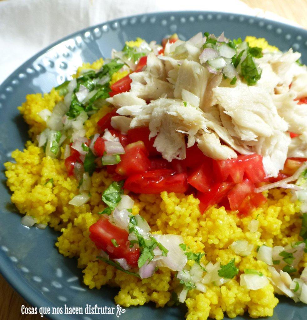 Ensalada de sémola amarilla y pescado