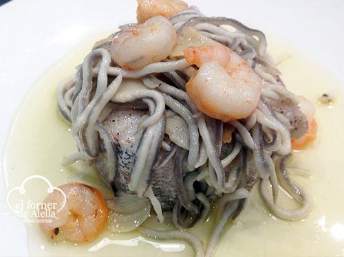 Merluza al horno con angulas sucedáneas y Gambas