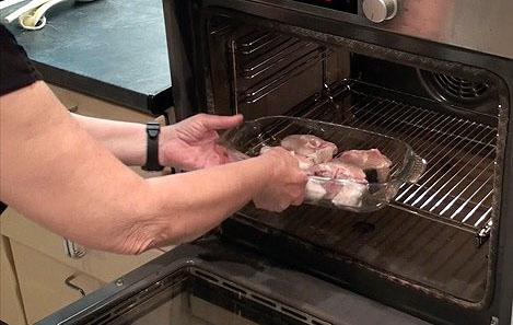Merluza al horno con angulas sucedáneas y Gambas15