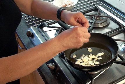 Merluza al horno con angulas sucedáneas y Gambas18