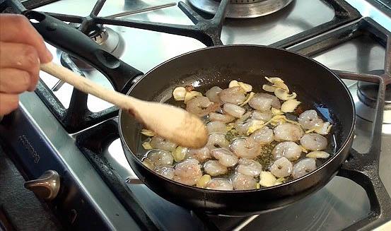 Merluza al horno con angulas sucedáneas y Gambas22