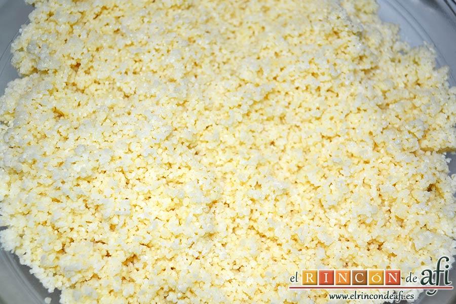 Tabulé estilo Afi, añadir unas gotitas de aceite al cuscús y separarlo con un tenedor