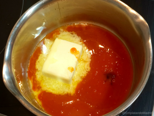 Preparando una salsa Buffalo tradicional