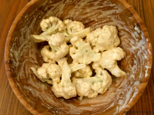 Poniendo el coliflor en tempura