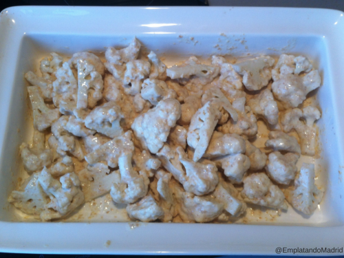 Pon el coliflor en una bandeja de horno