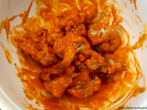 Impregna muy bien la coliflor con la salsa picante