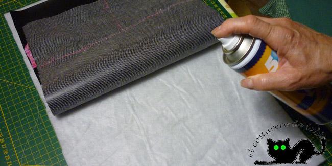 Ponemos el pegamento en la guata para pegar la pizarra