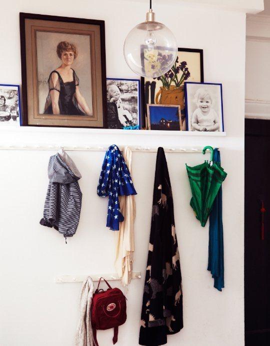 Repisa con cuadros en el recibidor