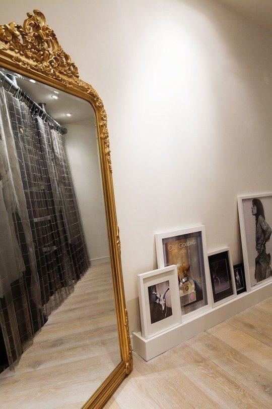 Balda en el suelo del pasillo