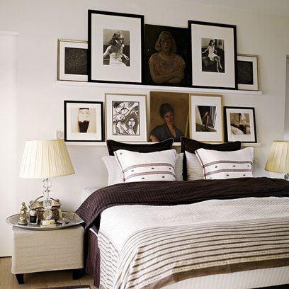 Repisa de cuadros sobre la cama