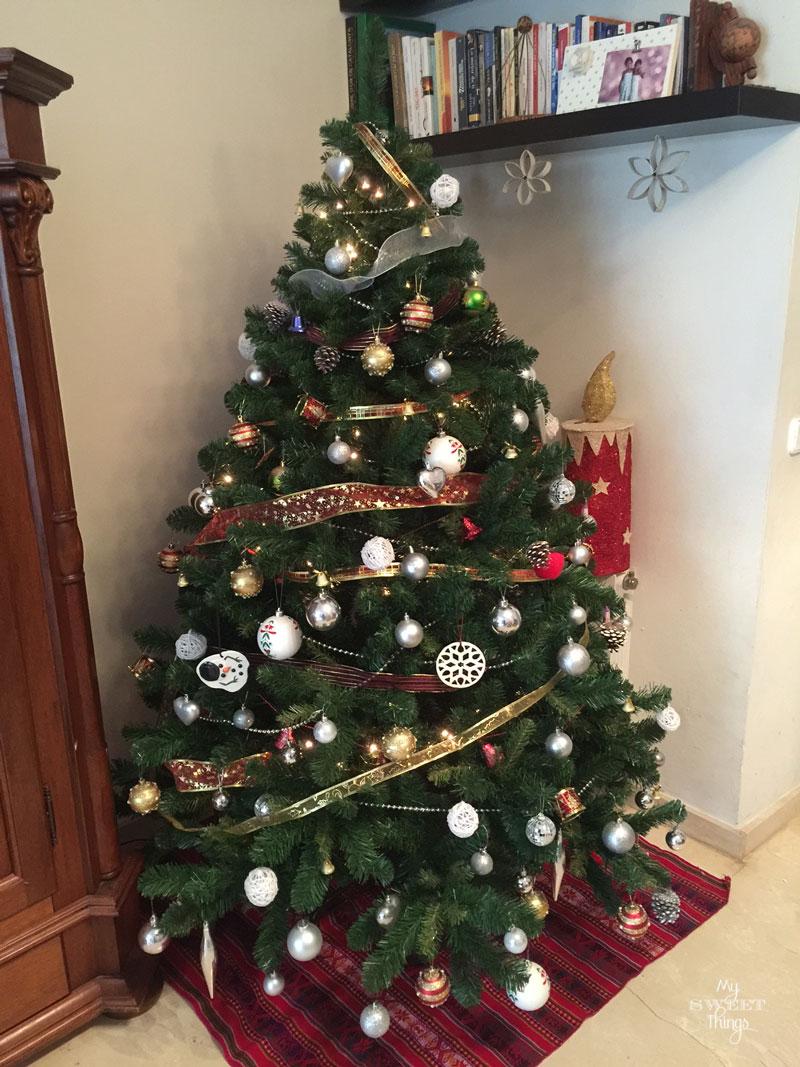 This is how we decorate our Christmas tree, DIY ornaments, craft ornaments and a mix of tids and bits | Via www.sweethings.net