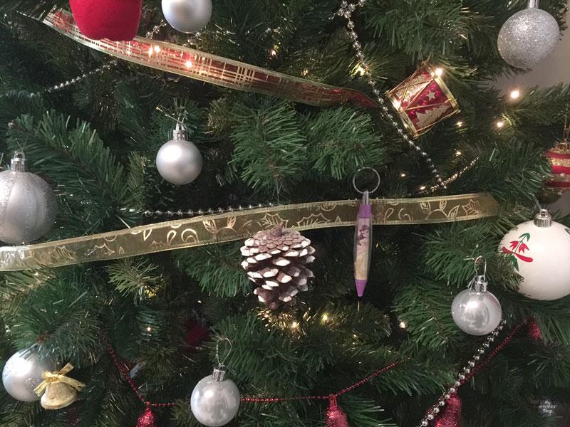 This is how we decorate our Christmas tree, DIY ornaments, craft ornaments and a mix of tids and bits | Pine cones ornament | Via www.sweethings.net