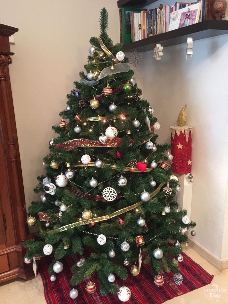 This is how we decorate our Christmas tree, DIY ornaments, craft ornaments and a mix of tids and bits | Via www.sweethings.net