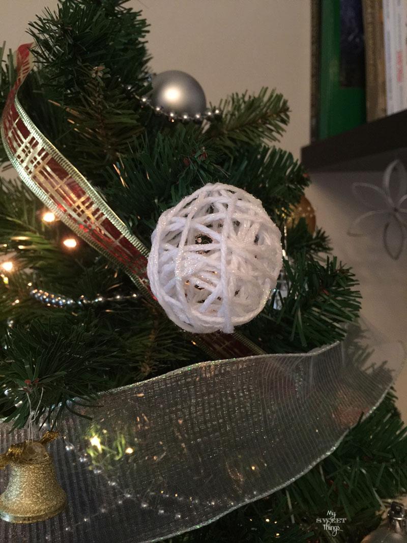 This is how we decorate our Christmas tree, DIY ornaments, craft ornaments and a mix of tids and bits | Via www.sweethings.net