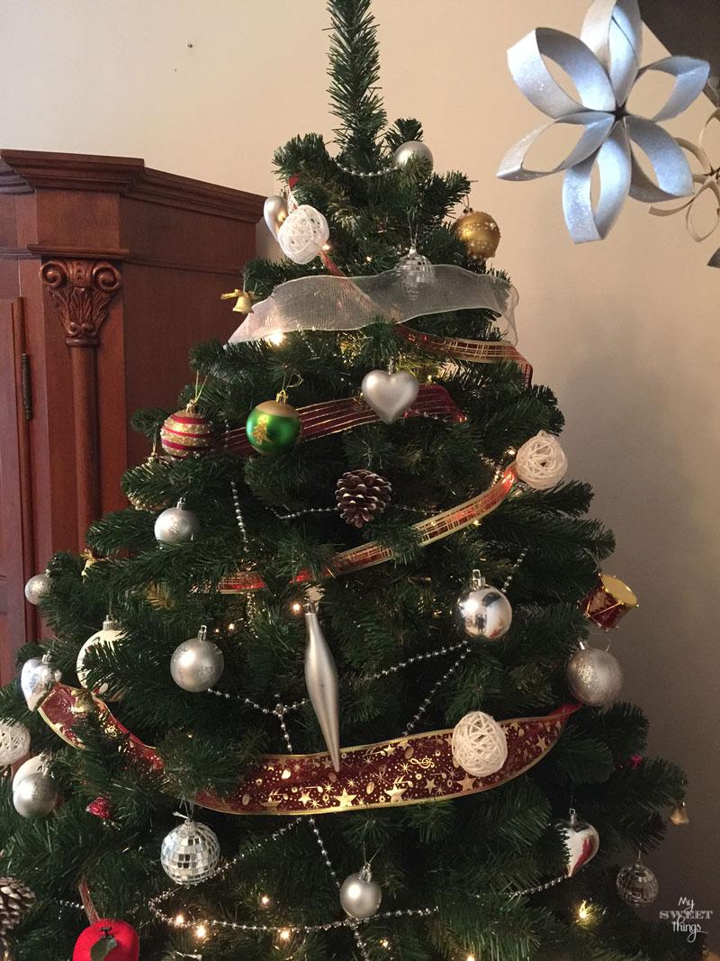 This is how we decorate our Christmas tree, DIY ornaments, craft ornaments and a mix of tids and bits | Via www.sweethings.net