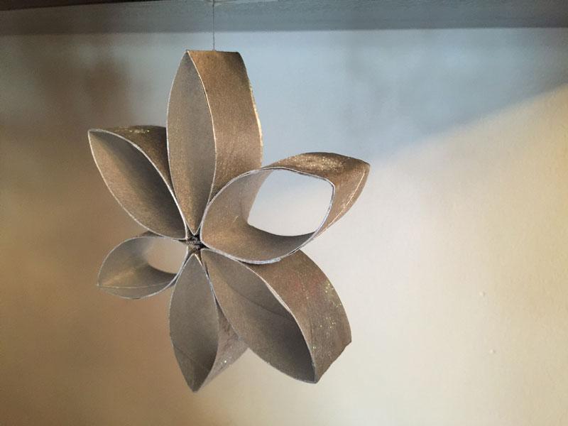 This is how we decorate our Christmas tree, DIY ornaments, craft ornaments and a mix of tids and bits | Toilet paper roll ornament with silver spray paint | Via www.sweethings.net