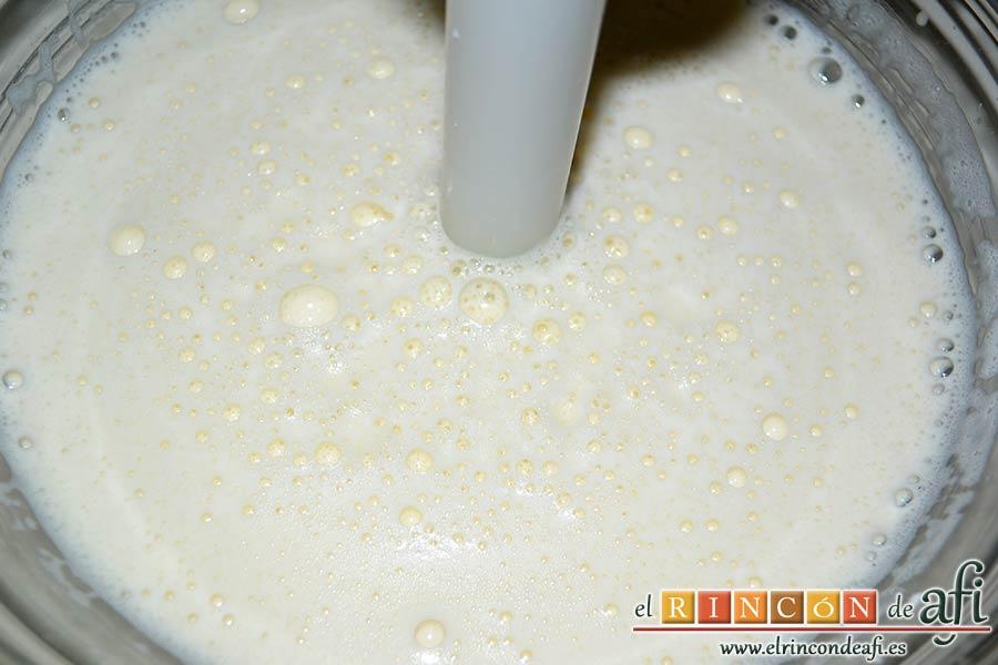 Crema pastelera al microondas, mezclar con varilla eléctrica