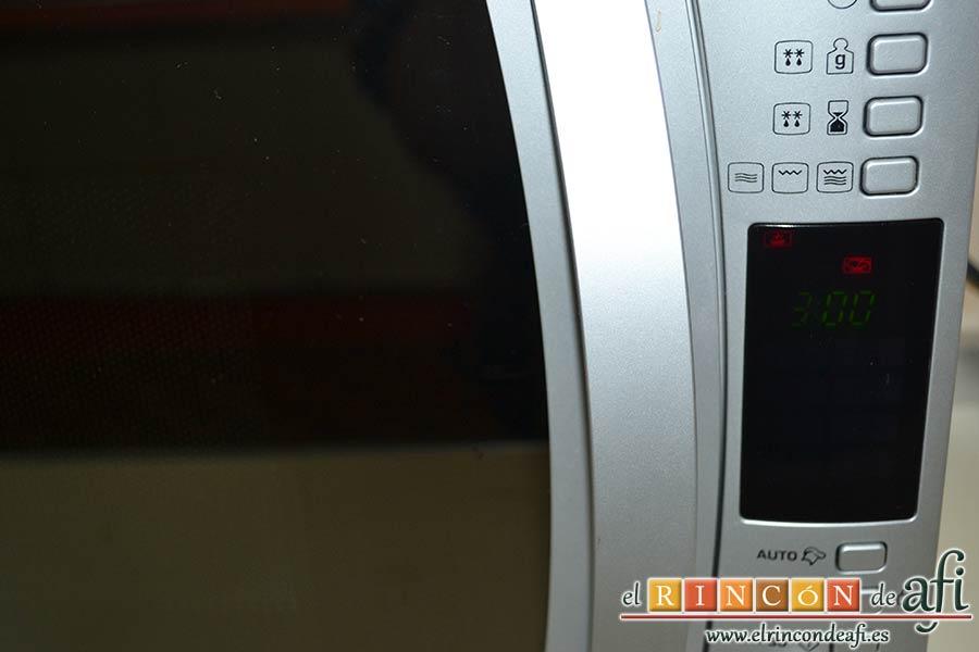 Crema pastelera al microondas, pasar por colador, colocar en bol y cocer en el microondas 3 minutos a 800 W