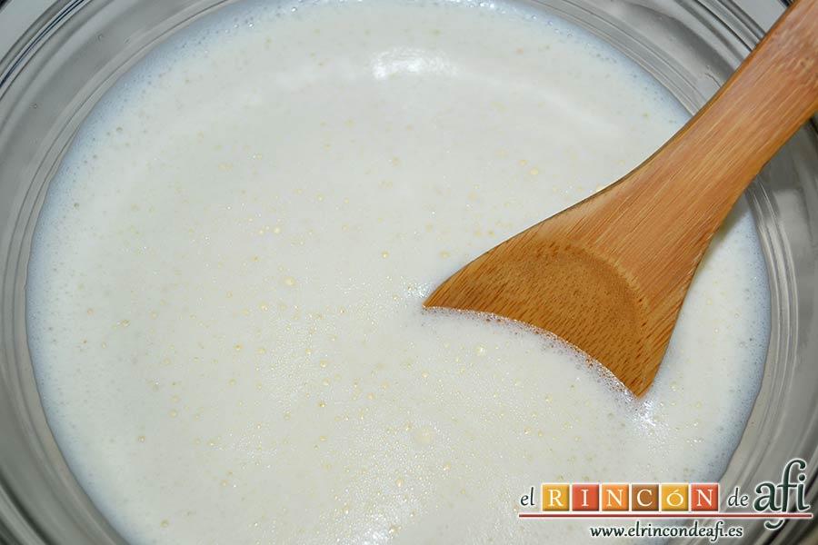 Crema pastelera al microondas, sacar del microondas y remover con cuchara de madera